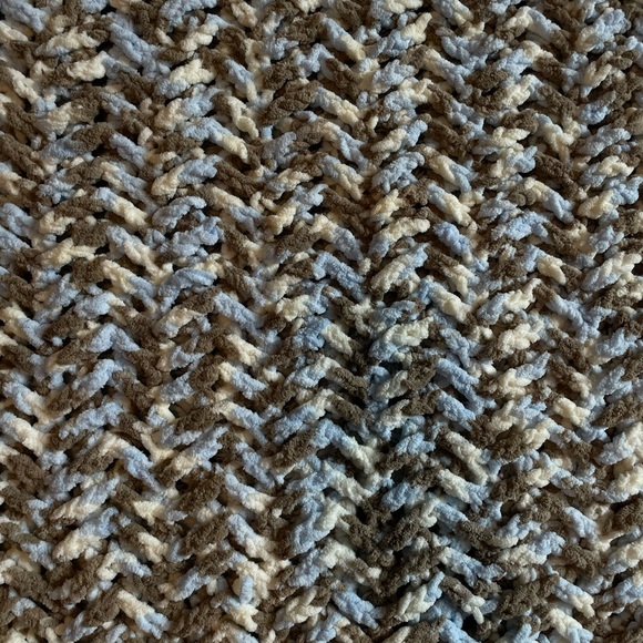 Handmade crochet baby blanket (blue/brown/white zigzag) - Picture 2 of 2